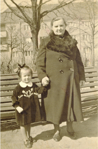 LR01_02_Regina Koehnke und Oma_1941