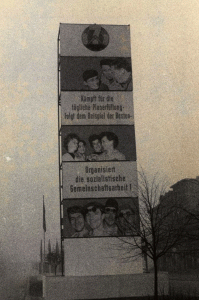 LR05_04_Gedenkmarsch der Sozialisten_Banner auf der Frankfurter Allee_1958